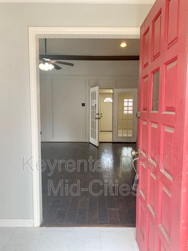 Irving House: 505 E Scotland Dr