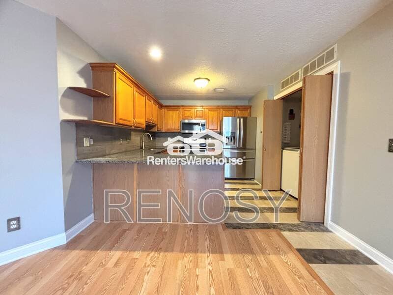 Urbandale Condo: 10151 Sutton Place