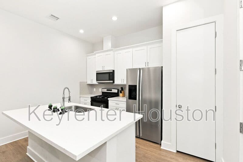 Houston House: 835 Dorchester Street