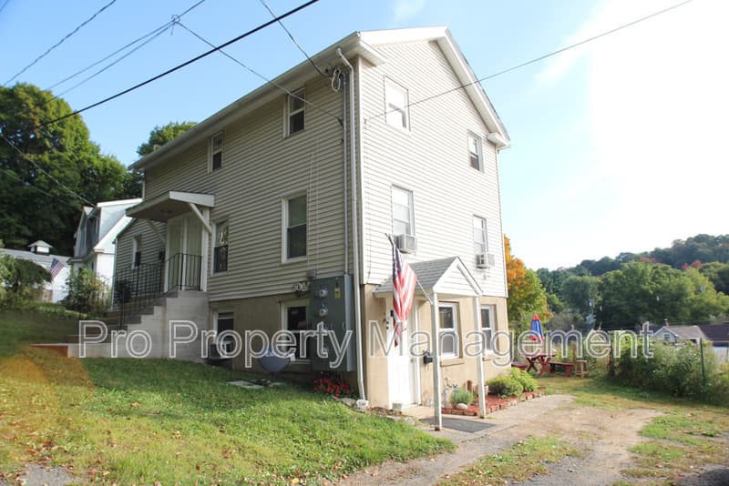 Oakville House: 14 Edgewood Rd