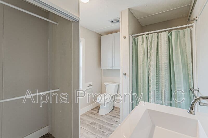 Greenville House: 267 W Pine Lake Cir