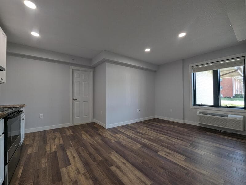 Pella Condo: 413 Jefferson Street - 14