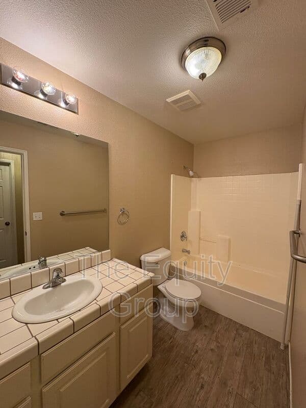 Visalia House: 2967 West Jerome Ave