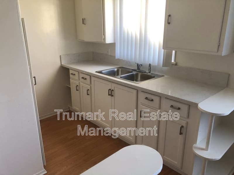 Glendale Condo: 623 W Stocker St