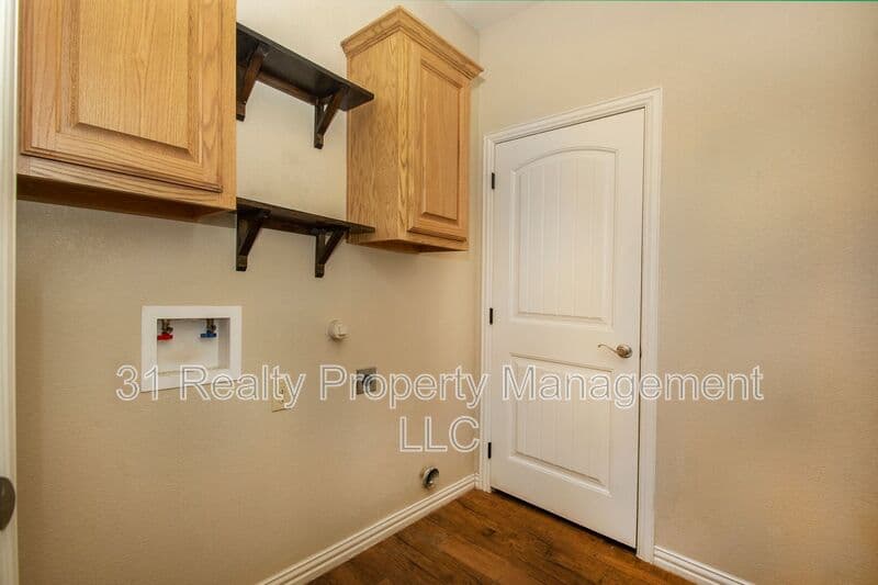 Denison House: 700 E Bullock St