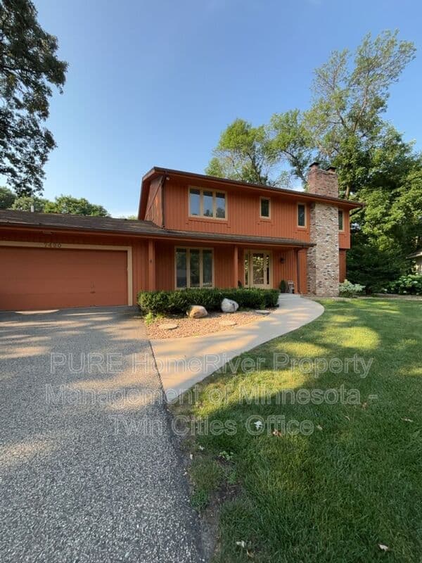 Edina House: 7420 Hyde Park Cir
