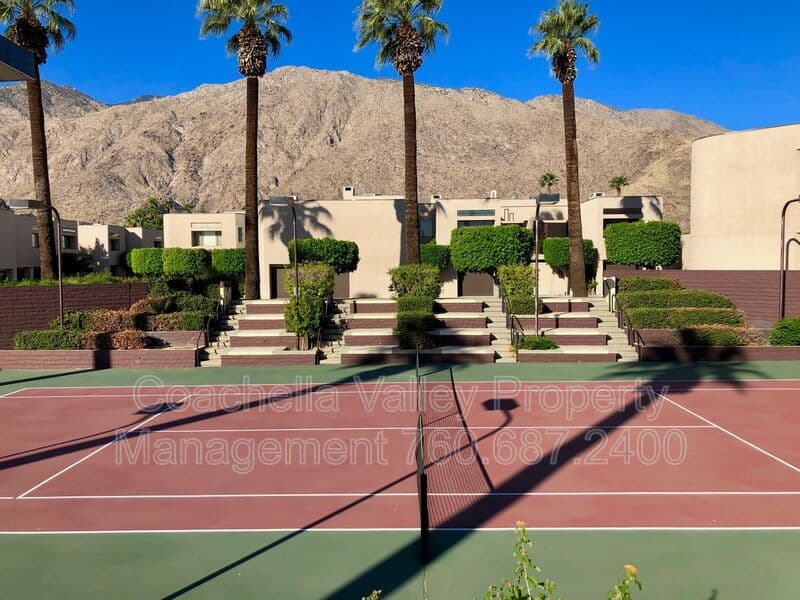 Palm Springs House: 999 Village Square South