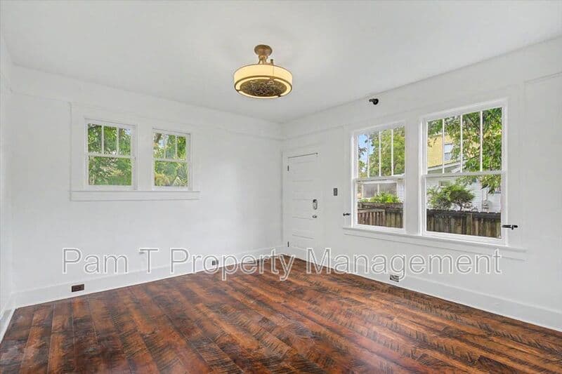 Savannah House: 1118 E Duffy St