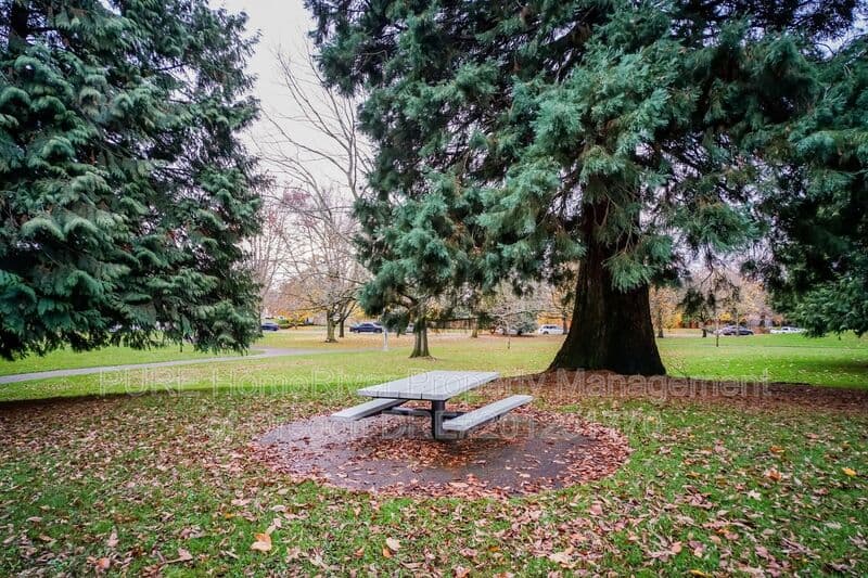 Portland Condo: 14142 NE Sandy Blvd