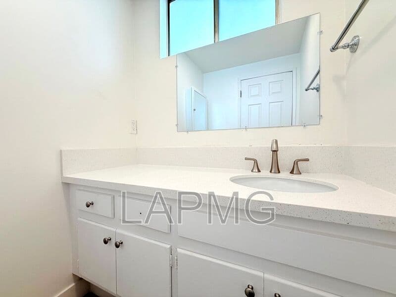 Burbank House: 711-715 E. Cypress Avenue