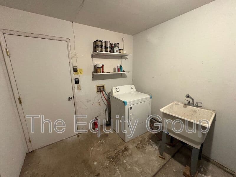 Visalia House: 2324 West Delta Ave