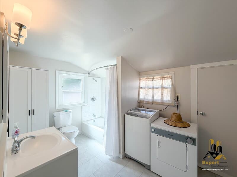 Sacramento House: 305 Wilson Avenue