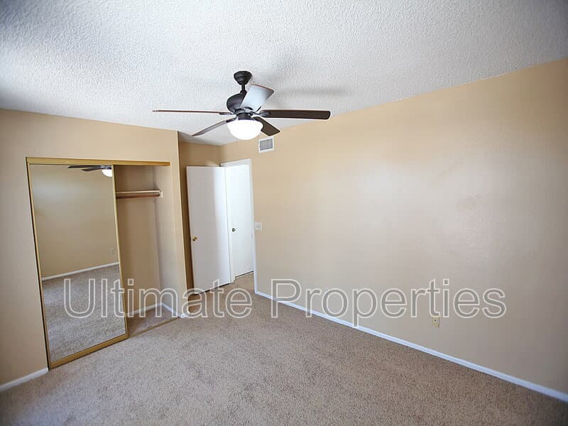 Peoria House: 8832 W Saint John Rd