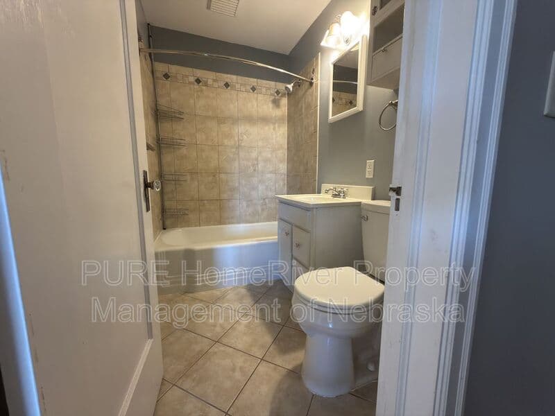 Omaha House: 1302 S 51st Ave