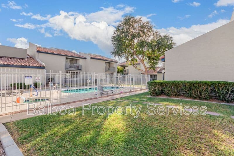 Mesa Condo: 220 N 22nd Pl