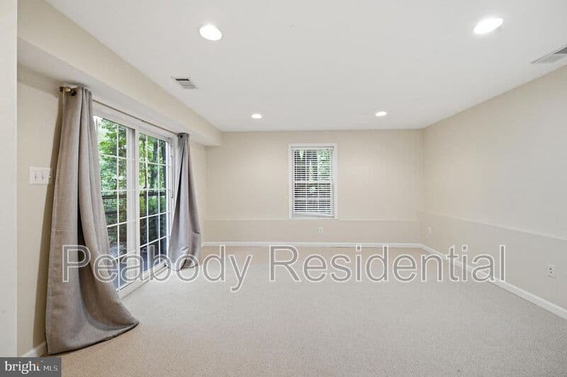 Reston House: 1649 Bennington Hollow Ln