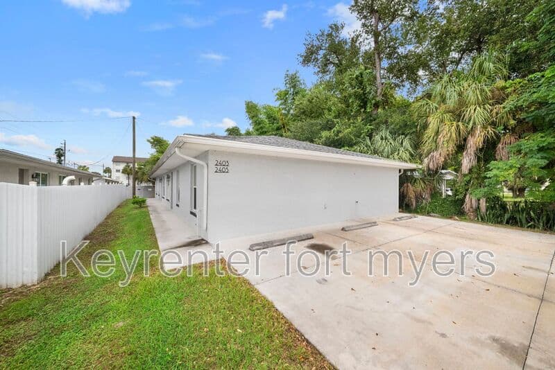Fort Myers House: 2405 MAPLE AVE