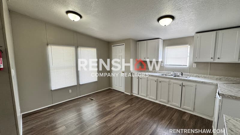 Memphis House: 288 W Brooks Rd