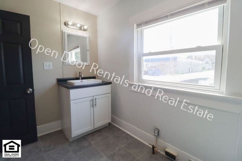 Auburn House: 1327 S Cedar St