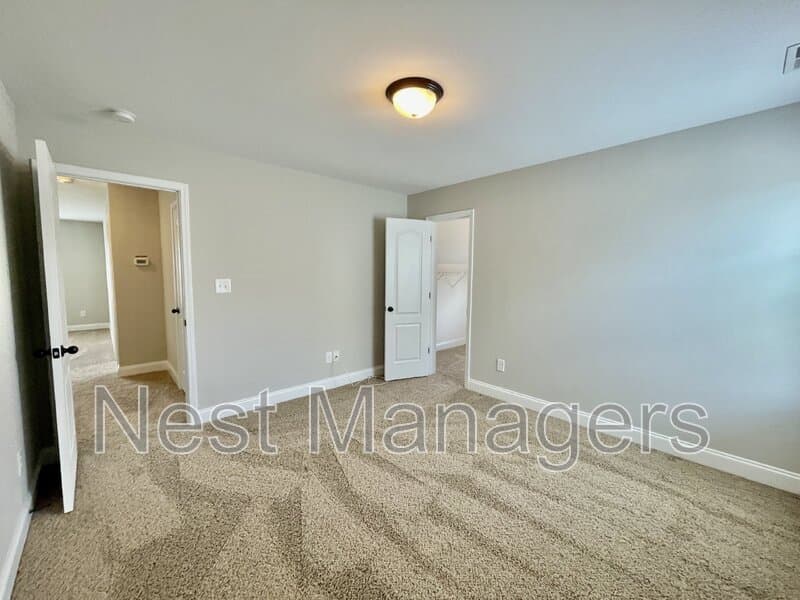 Hope Mills House: 5849 Crepe Myrtle Drive