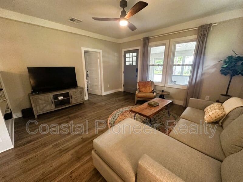 Tampa House: 115 W Plymouth St
