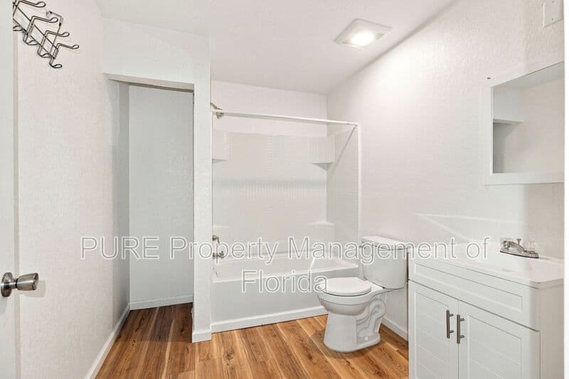 Williston House: 11330 NE 66th Lane