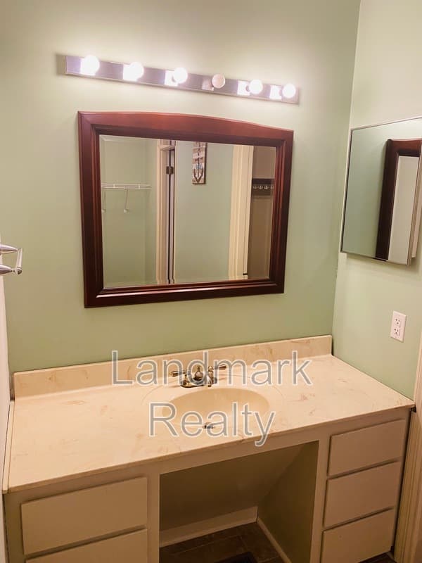 Warner Robins House: 116 Lake Front Drive