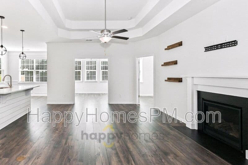 Summerville House: 585 Yellow Leaf Lane