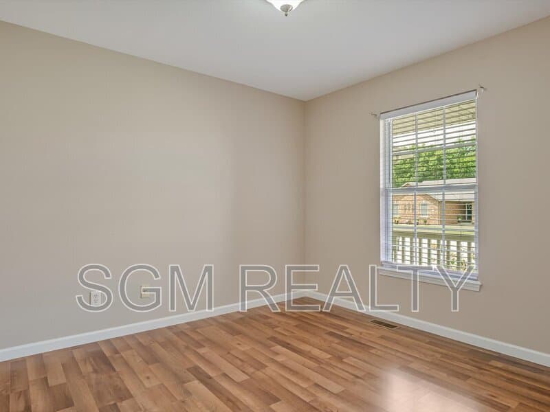 Waterloo House: 1116 Maplewood Ln