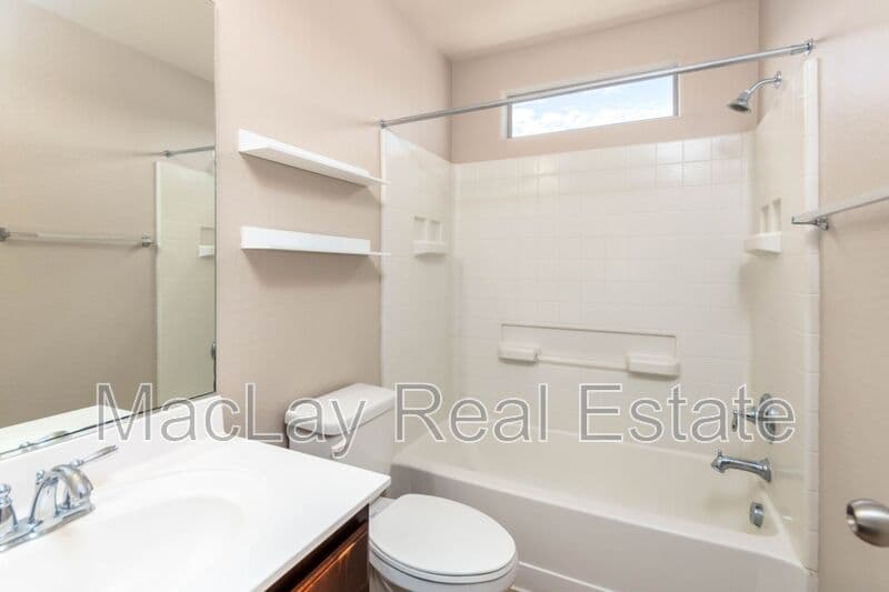 Glendale House: 7265 W Glenn Dr