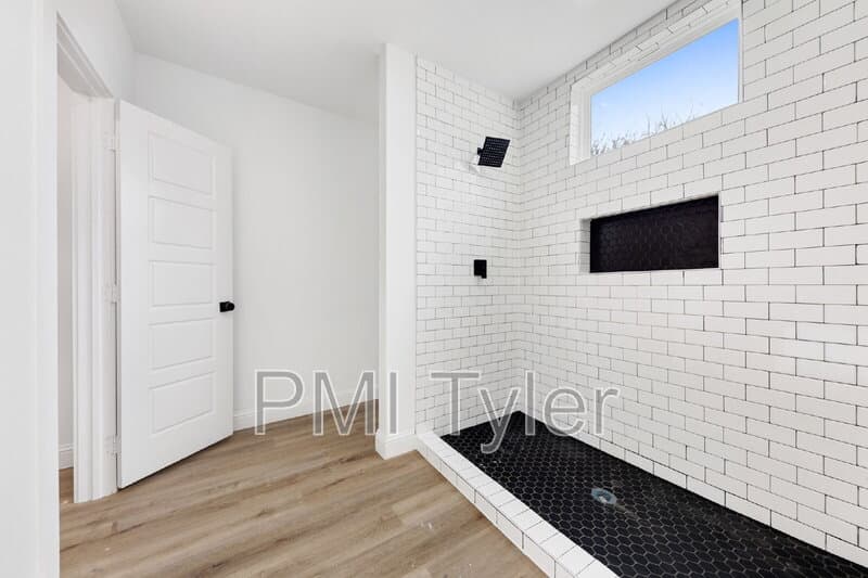 Paris House: 1269 Bonham Street