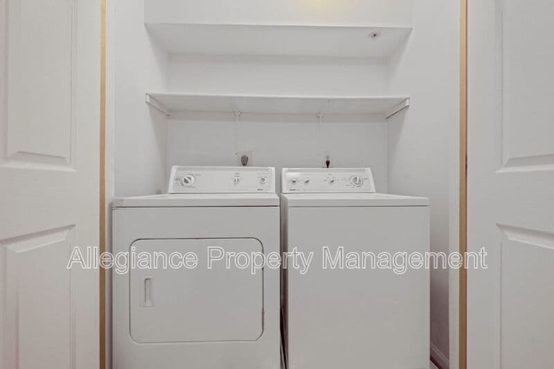 Woodbridge House: 13621 Garfield Place
