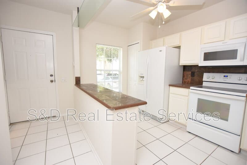 Brandon Townhome: 2308 Lake Woodberry Cir