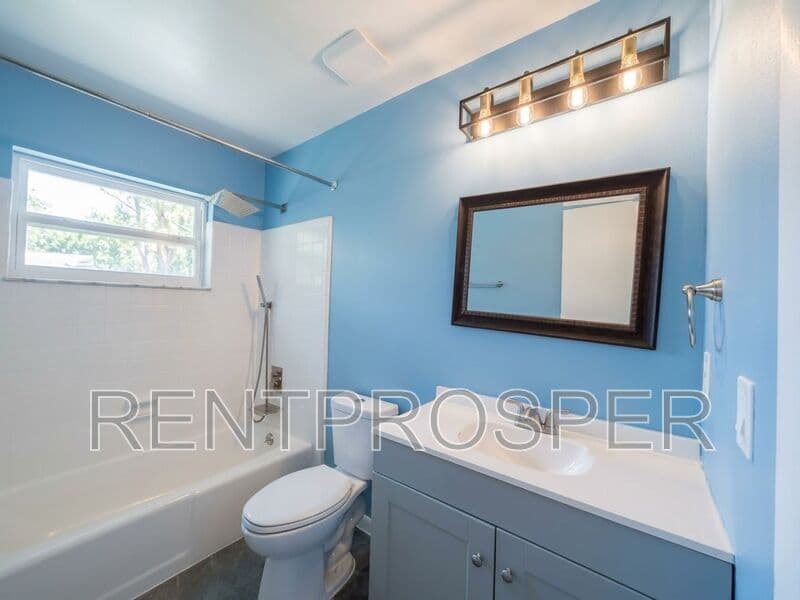 Deland House: 410 Albany Ave