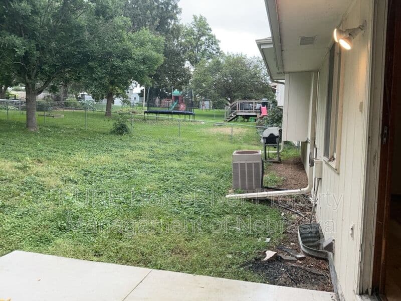 Ralston House: 6723 Woodbine Cir