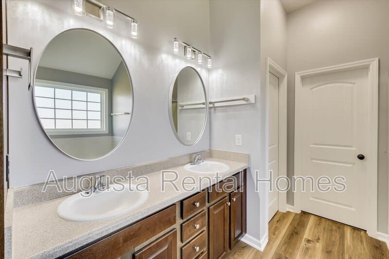 Augusta House: 1015 Rosland Circle