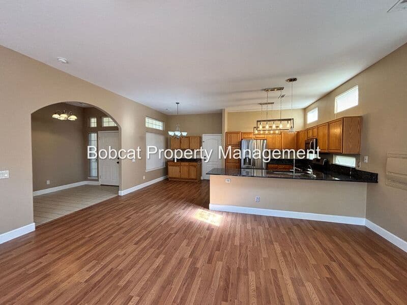 Dayton House: 425 Crosswinds Dr