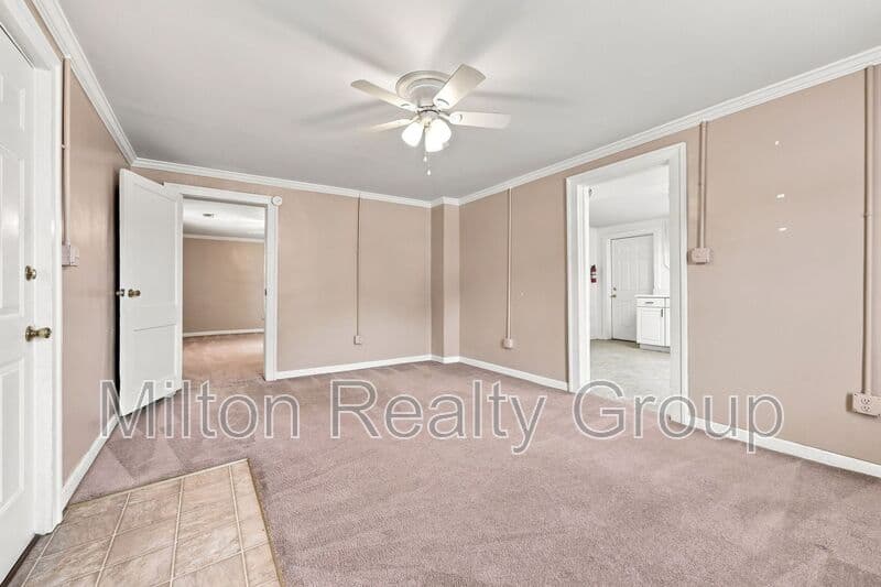 Four Oaks Condo: 101 E. Woodall St.