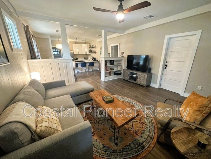 Tampa House: 115 W Plymouth St
