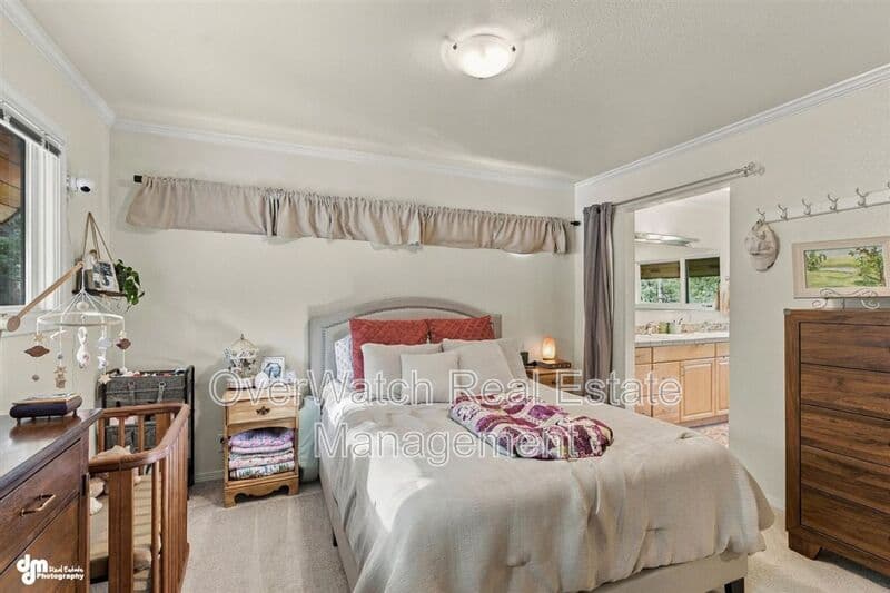 Eagle River House: 10610 High Bluff Dr