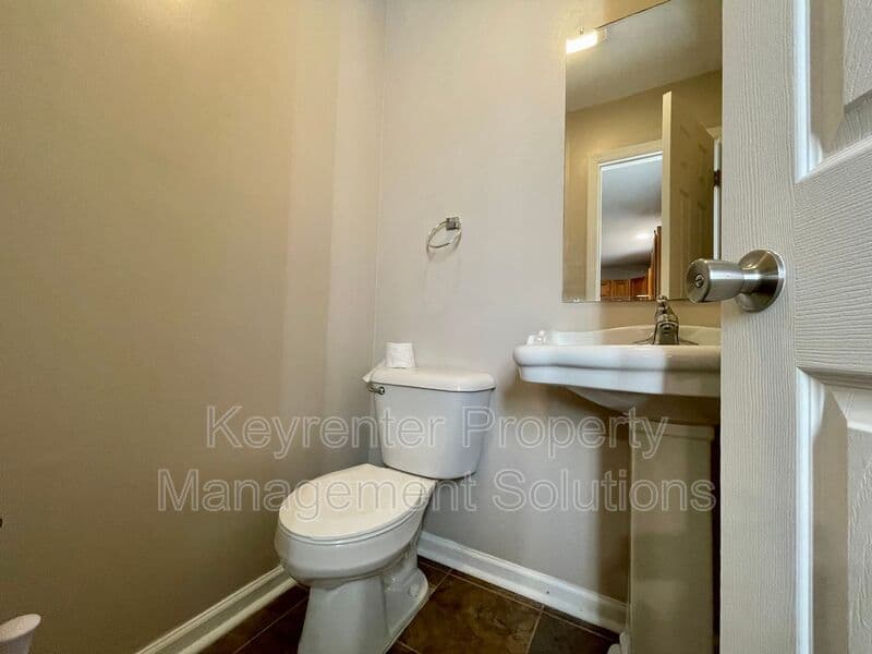 Staunton House: 1008 Jackson St
