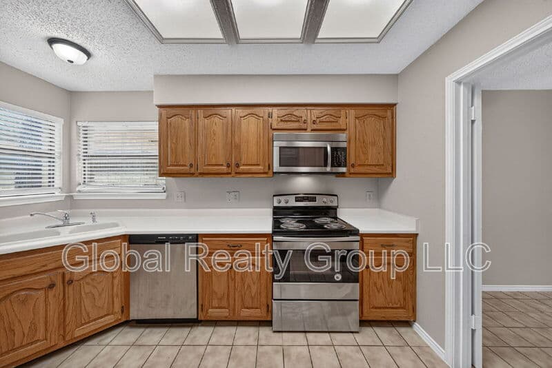 Universal City House: 118 Golden Way