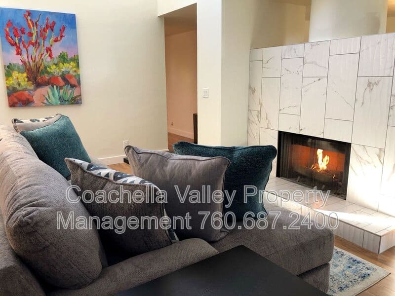 Palm Springs House: 999 Village Square South
