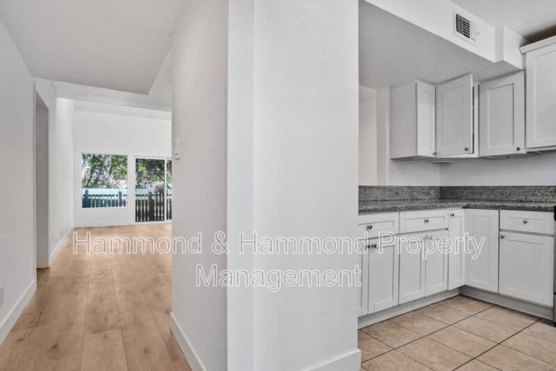 Tarzana Condo: 5700 Etiwanda Ave.