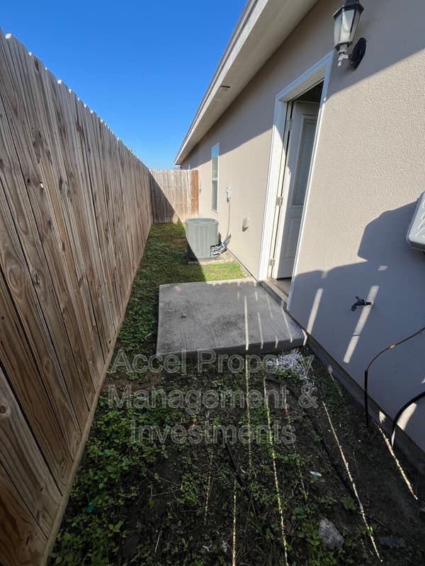 Edinburg Condo: 413 Downing Ave.