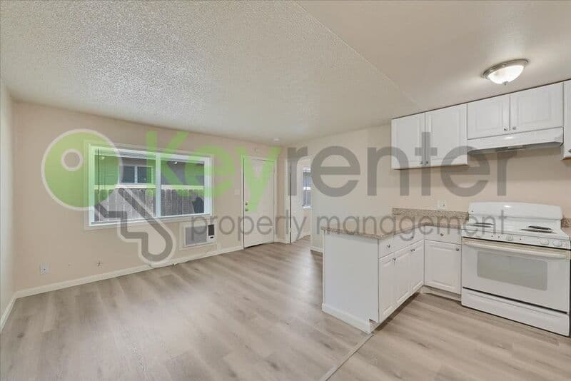 Sacramento House: 1071 Santiago Ave