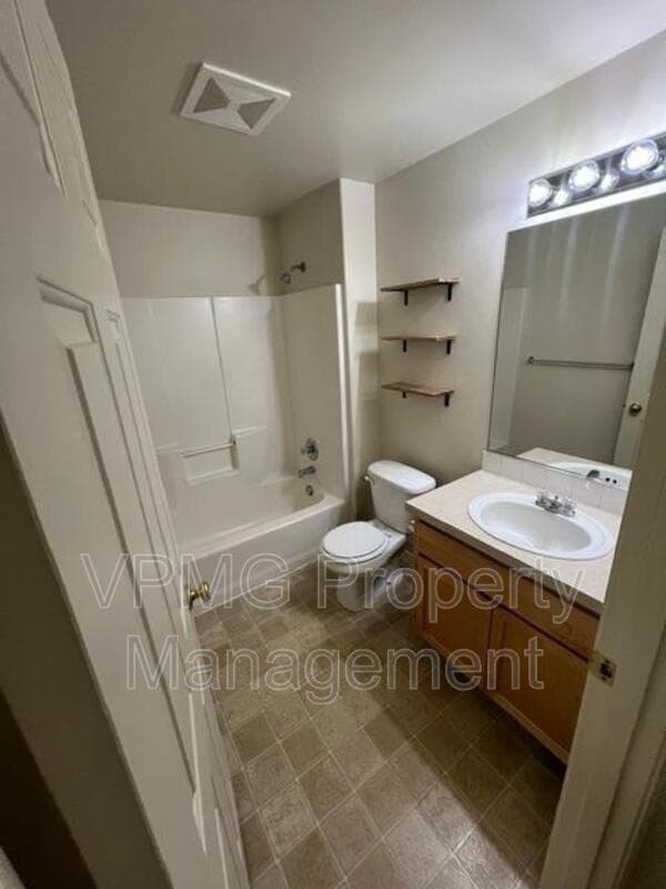 Vancouver House: 6402 NE 139th Ct