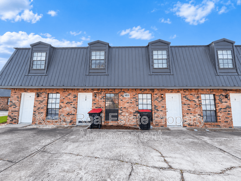 Lafayette House: 103 B Country Lane