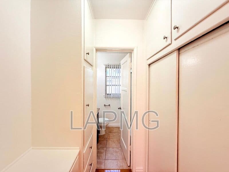 Los Angeles House: 6200-6206 Fountain Avenue