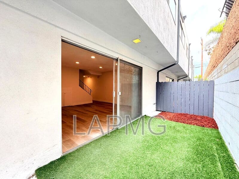 Burbank House: 711-715 E. Cypress Avenue